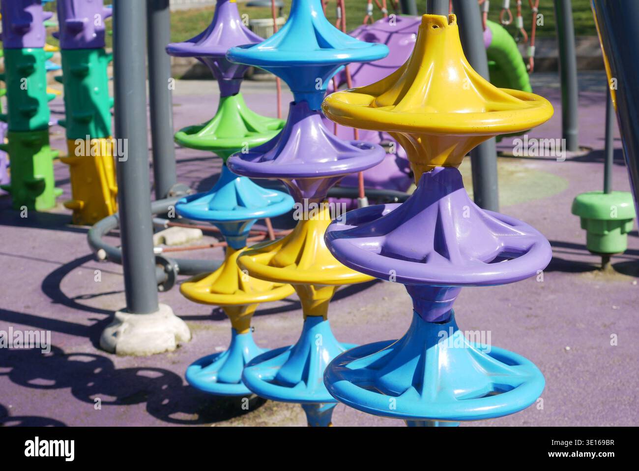 Équipement de terrain de jeu coloré dans un cadre de parc Banque D'Images