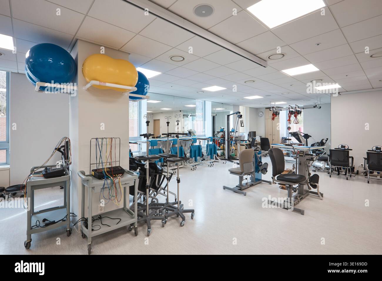 Salle de physiothérapie remplie de chariots médicaux et d'équipement d'exercice. Banque D'Images