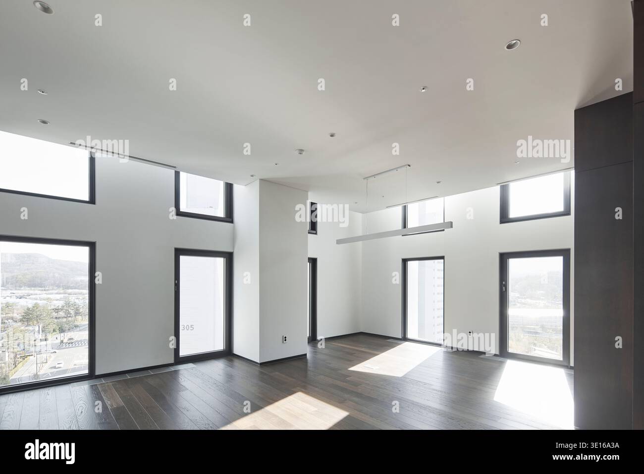 Cette chambre contemporaine lumineuse dispose de grandes fenêtres et d''ouvertures géométriques dans les murs. Banque D'Images
