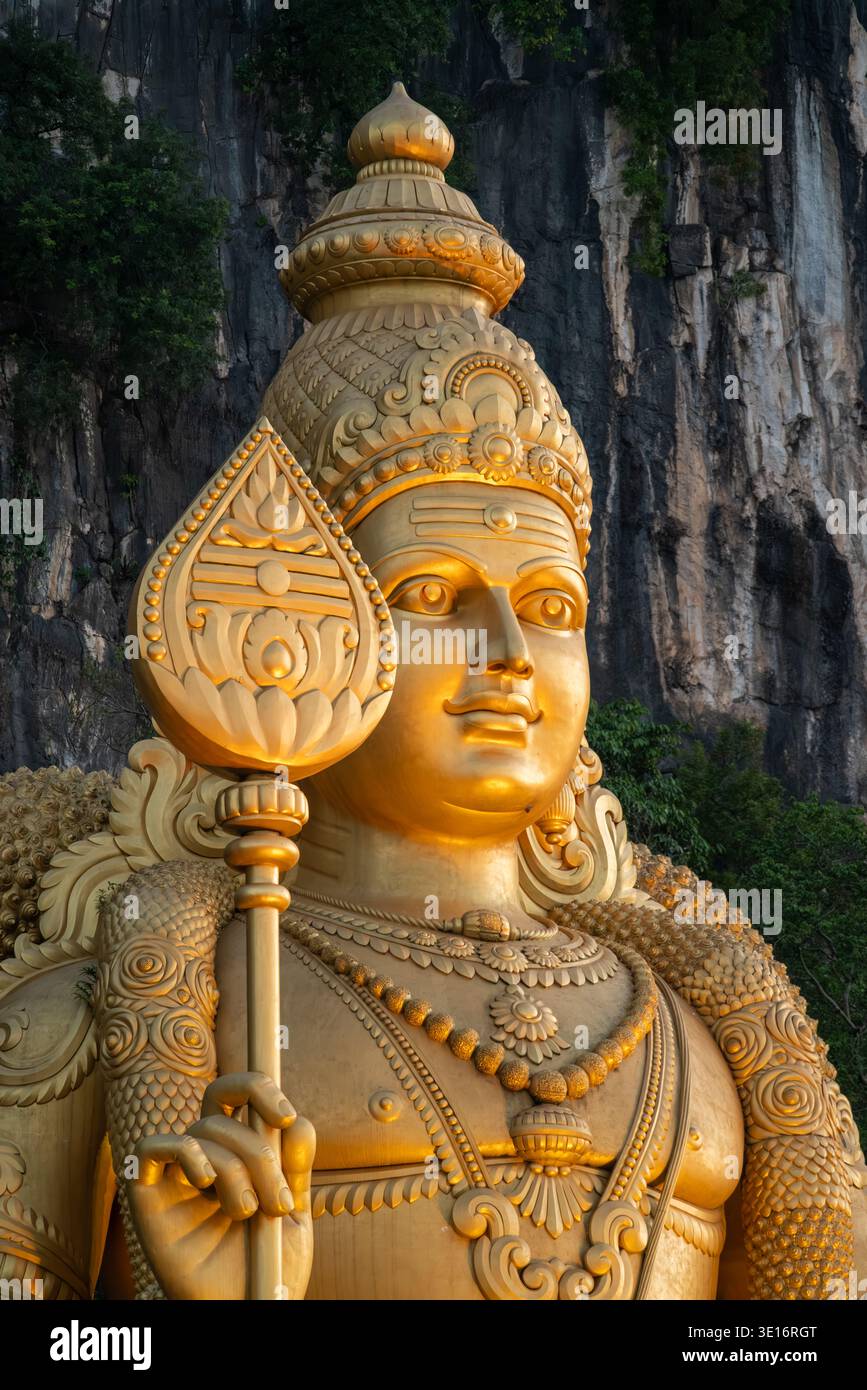 Grottes de Batu, Malaisie – 3 février 2020 : une vue rapprochée montre les détails de la statue du Seigneur Murugan devant les falaises de calcaire des grottes de Batu. Banque D'Images
