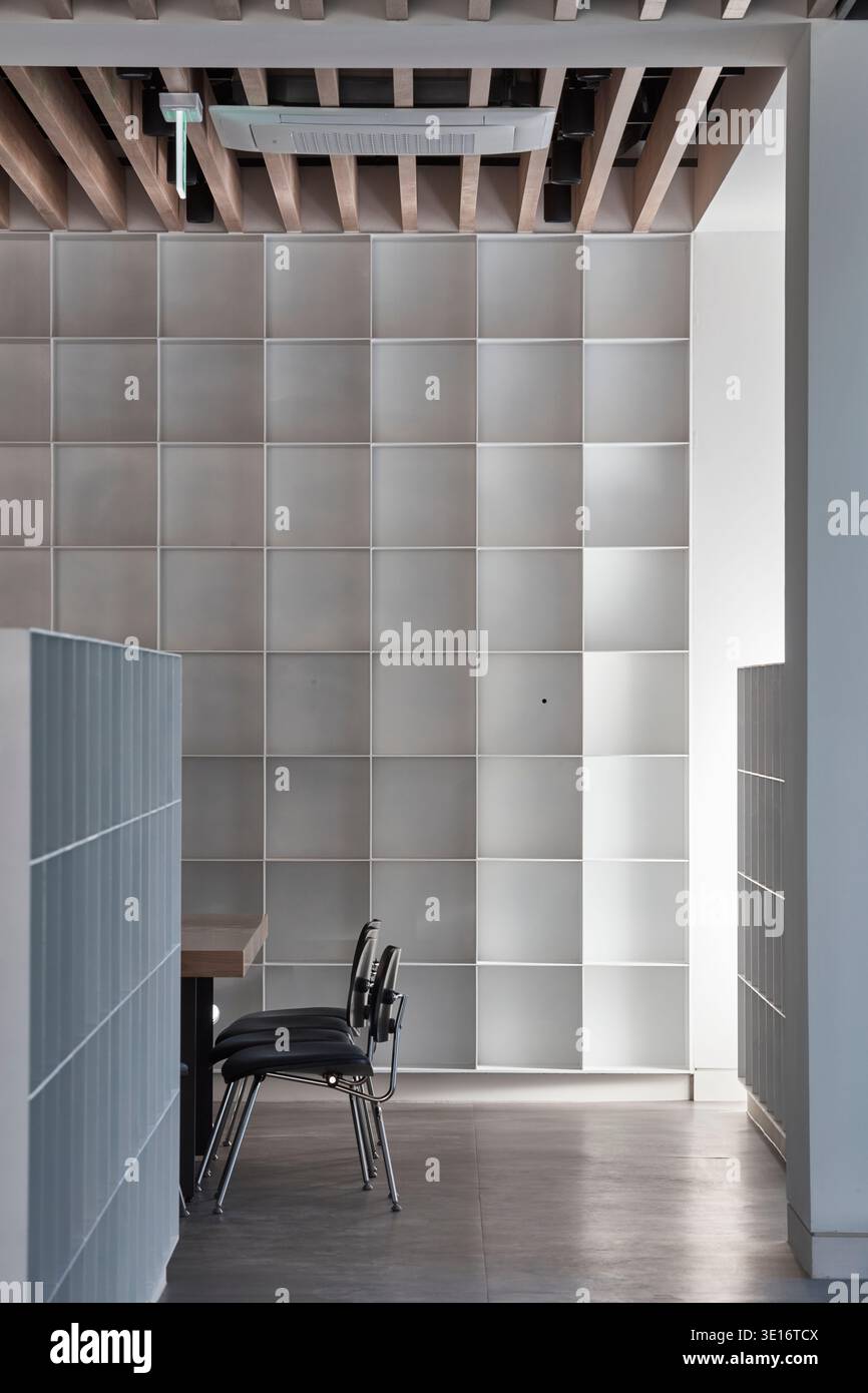 Grand coin intérieur blanc avec une seule chaise et lumière douce. Banque D'Images