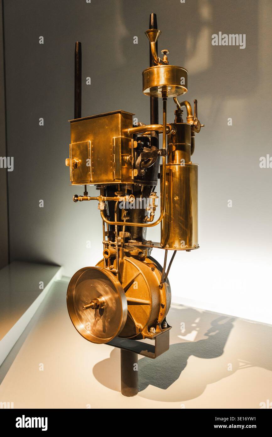Stuttgart, Allemagne, 27 décembre 2025 : le moteur à essence vertical historique Daimler est exposé au musée Mercedes Benz de Stuttgart Banque D'Images