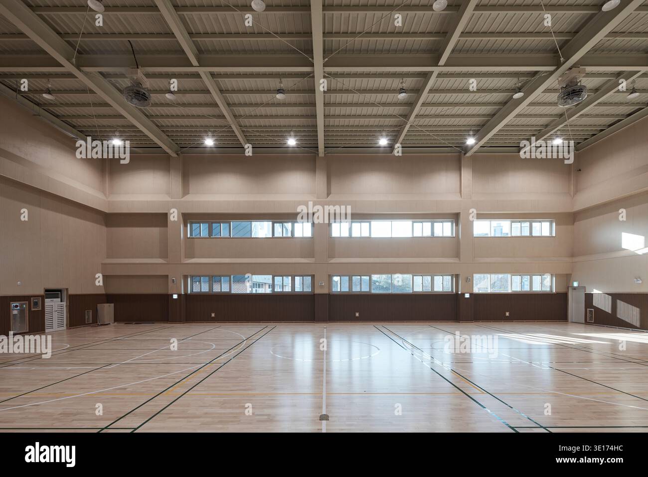 Gymnase intérieur avec plancher de bois poli et scène. Banque D'Images