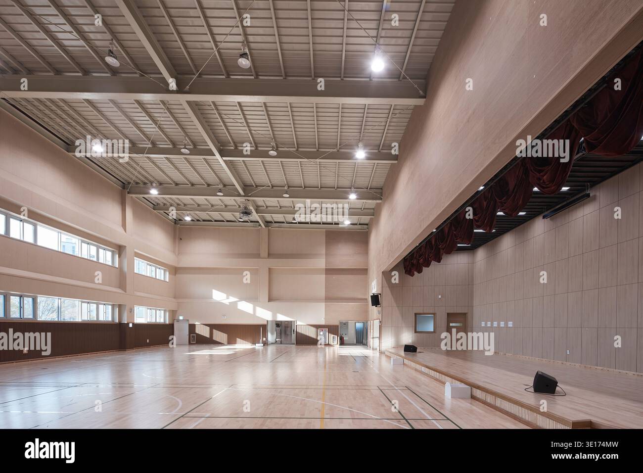 Gymnase intérieur avec plancher de bois poli et scène. Banque D'Images