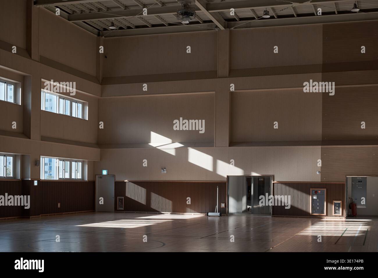 Gymnase intérieur avec plancher de bois poli et scène. Banque D'Images