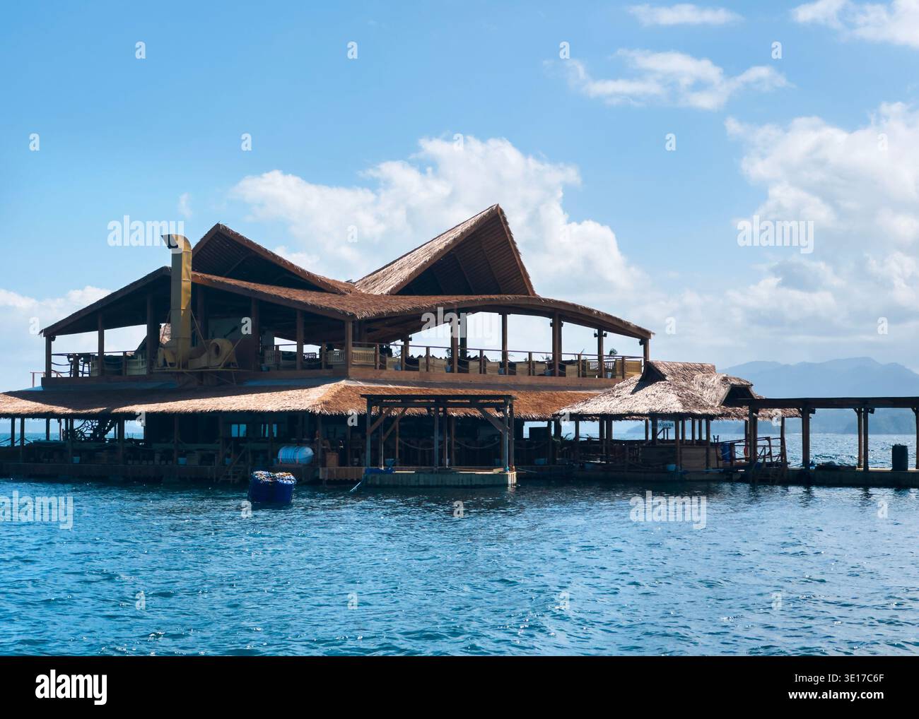 Bar de plage flottant Blue Ocean au large de Port Barton, Palawan, Philippines, avec une grande structure sur l'eau pour la baignade, les boissons et le coucher du soleil. - Image de stock capturée avec un smartphone