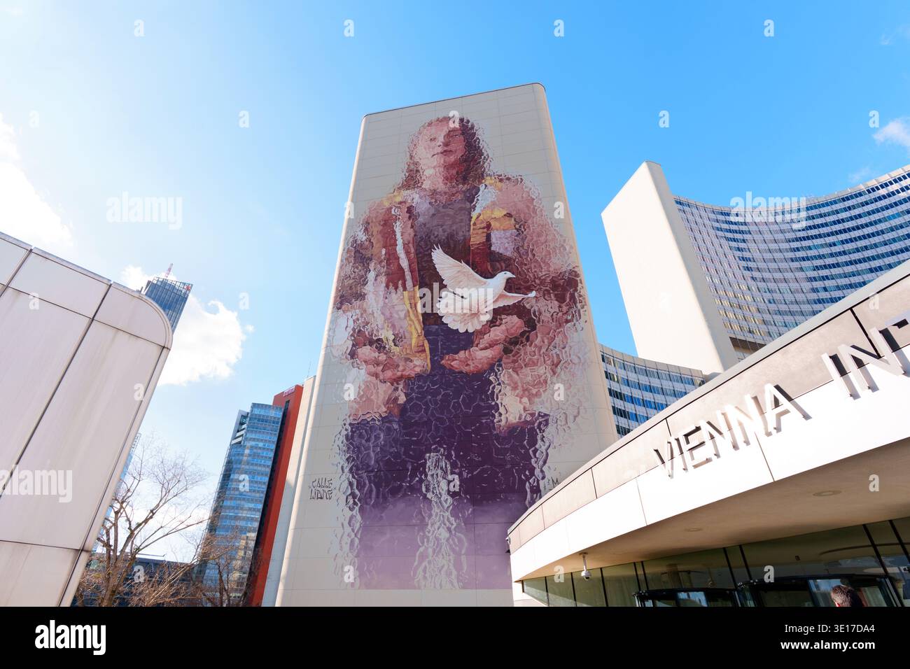 Vienne, Autriche - 25 février 2026 : murale massive représentant une figure tenant une colombe blanche, symbolisant la paix, orne un bâtiment à l'intérieur de la Vienne Banque D'Images