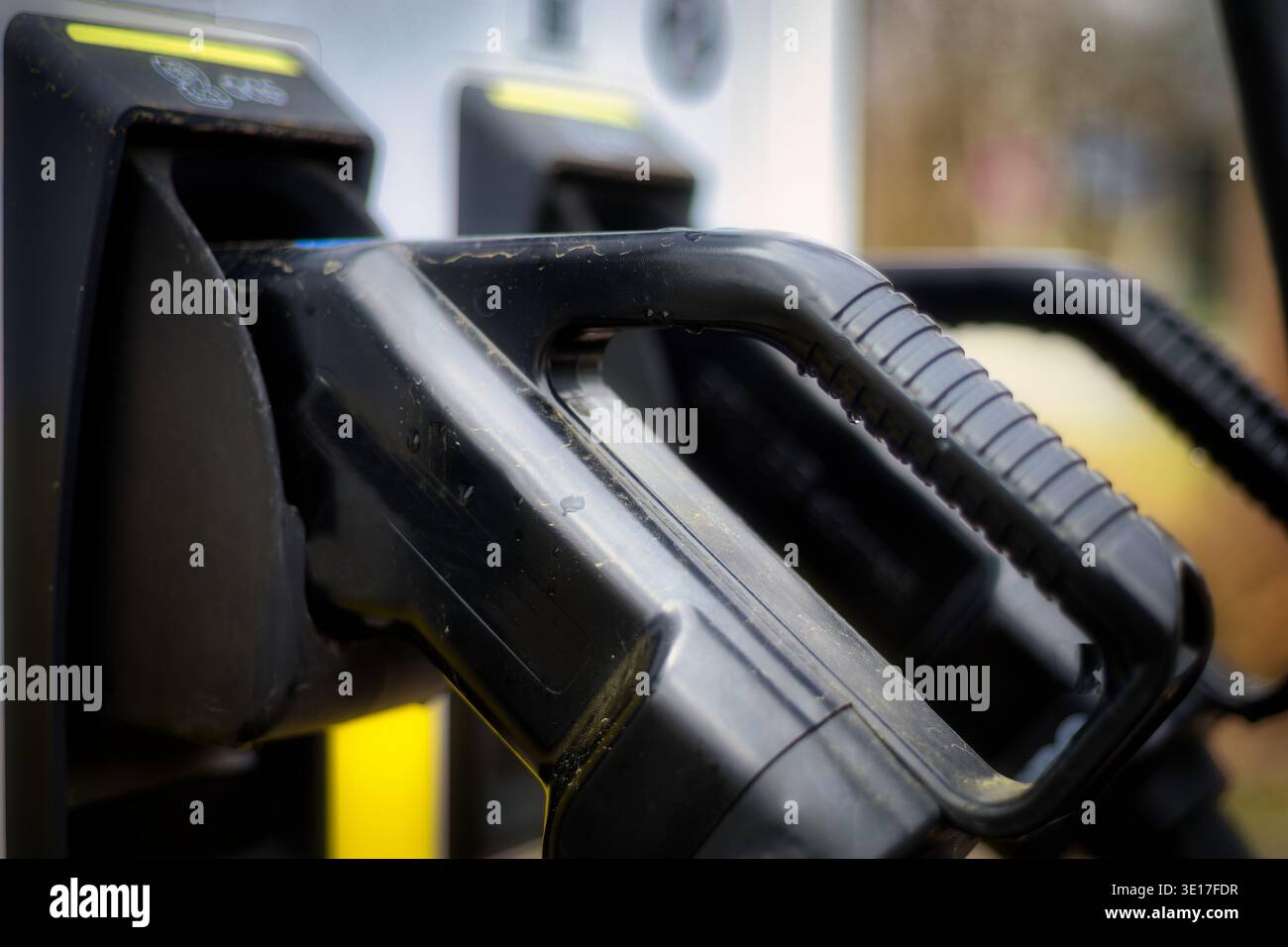 Fiche de recharge de véhicule électrique insérée dans la station publique EV, infrastructure d'énergie verte et concept de mobilité durable Banque D'Images