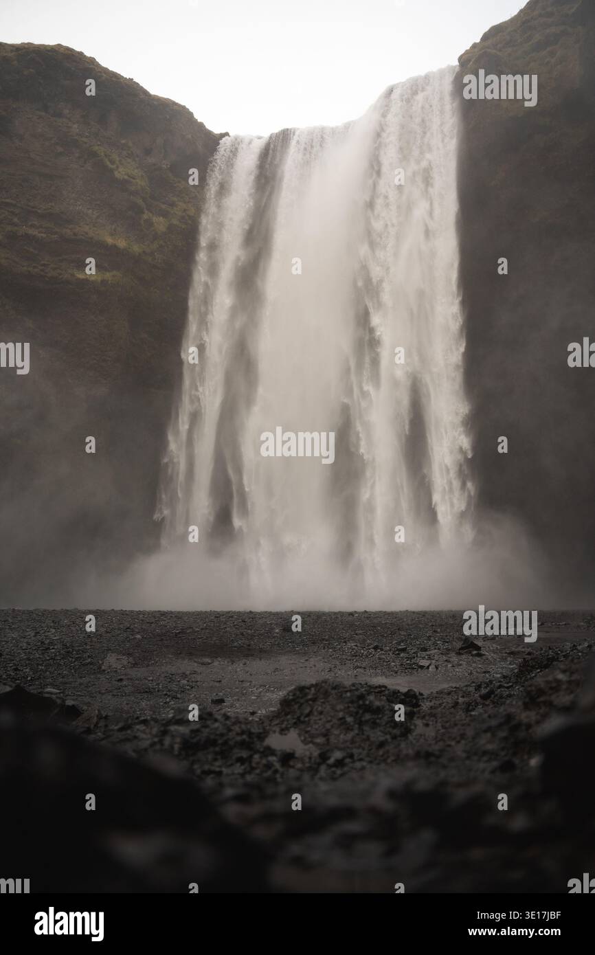 Beauté à couper le souffle de la cascade Skogafoss en Islande pendant l'hiver. L'eau en cascade, entourée de falaises escarpées, crée une natura impressionnante Banque D'Images