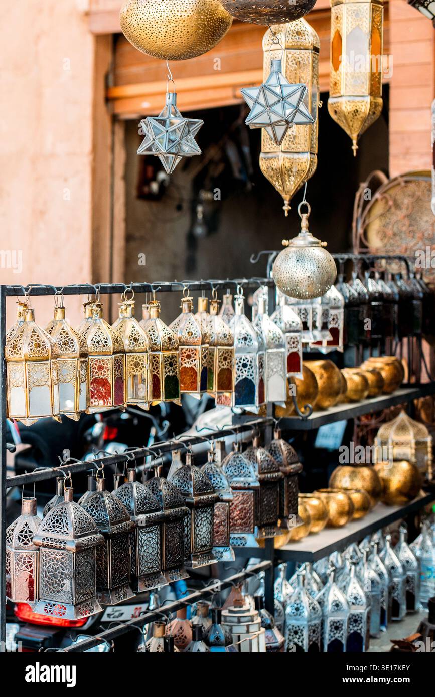Une boutique de lanternes animée à Marrakech, au Maroc, présente une gamme de lampes au design complexe, projetant une lueur chaleureuse et mettant en valeur la richesse culturelle Banque D'Images