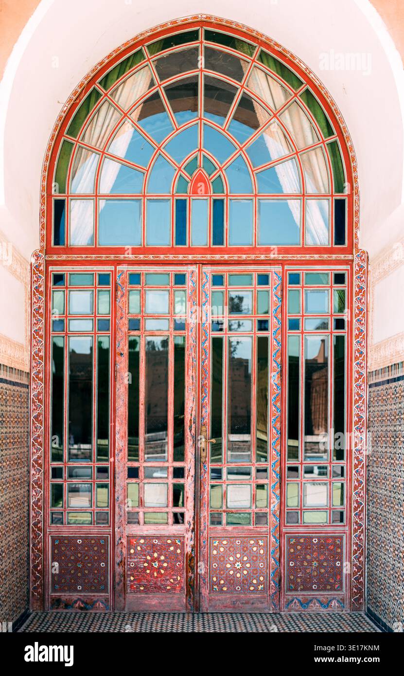 La beauté des fenêtres marocaines vintage à Marrakech, avec des designs complexes et des barres d'acier robustes. Ces fenêtres reflètent l'artisanat traditionnel Banque D'Images