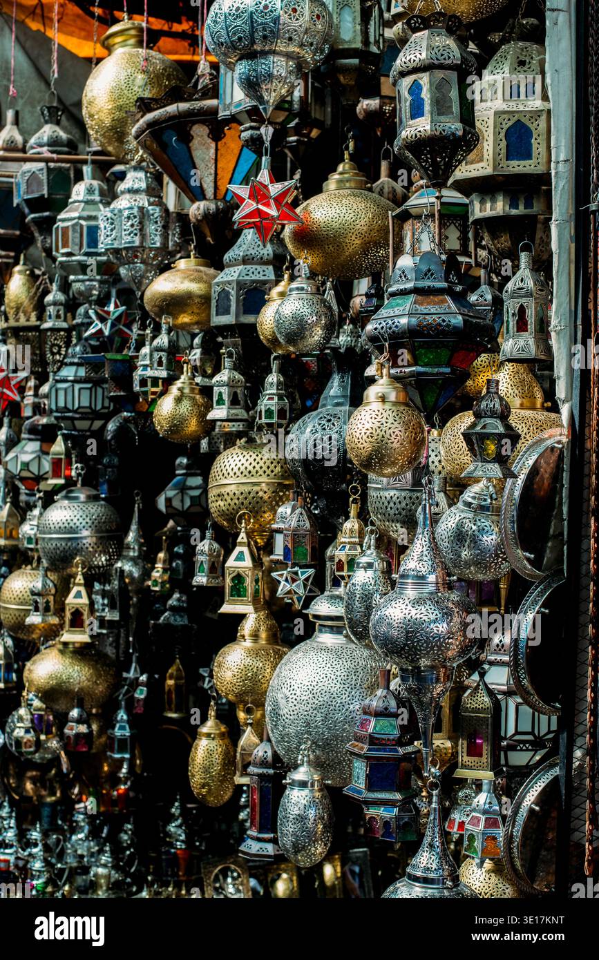 Une exposition vibrante de lanternes ornées dans un magasin du marché marocain à Marrakech. Le savoir-faire artisanal brille à travers des conceptions complexes, capturant le e. Banque D'Images