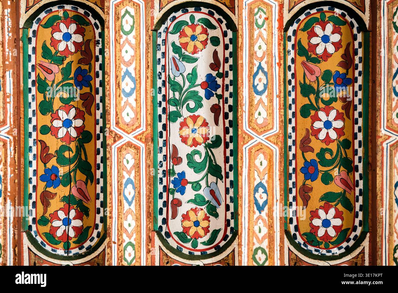 Superbe art marocain de plafond de Marrakech présentant des motifs floraux peints et sculptés complexes. Les couleurs vives et les designs détaillés reflec Banque D'Images