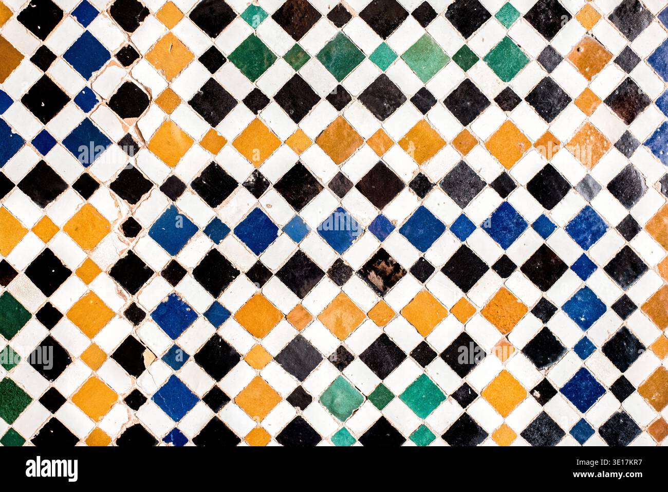 Carreaux de céramique vintage colorés faits à la main de Marrakech, Maroc, mettant en valeur des motifs géométriques complexes et un riche patrimoine culturel. Parfait pour desig Banque D'Images