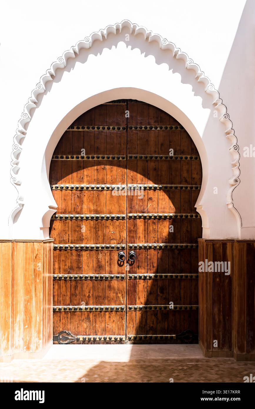 L'artisanat exquis d'une porte en bois traditionnelle à Marrakech, Maroc. Le design complexe et l'art historique reflètent le cultu vibrant Banque D'Images