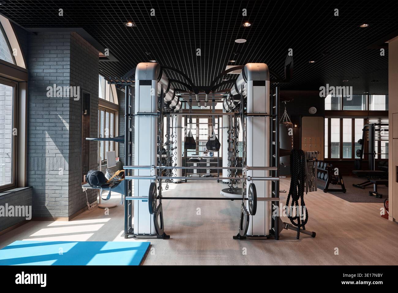 Gymnase d'entraînement fonctionnel avec cordes et équipement d'exercice. Banque D'Images