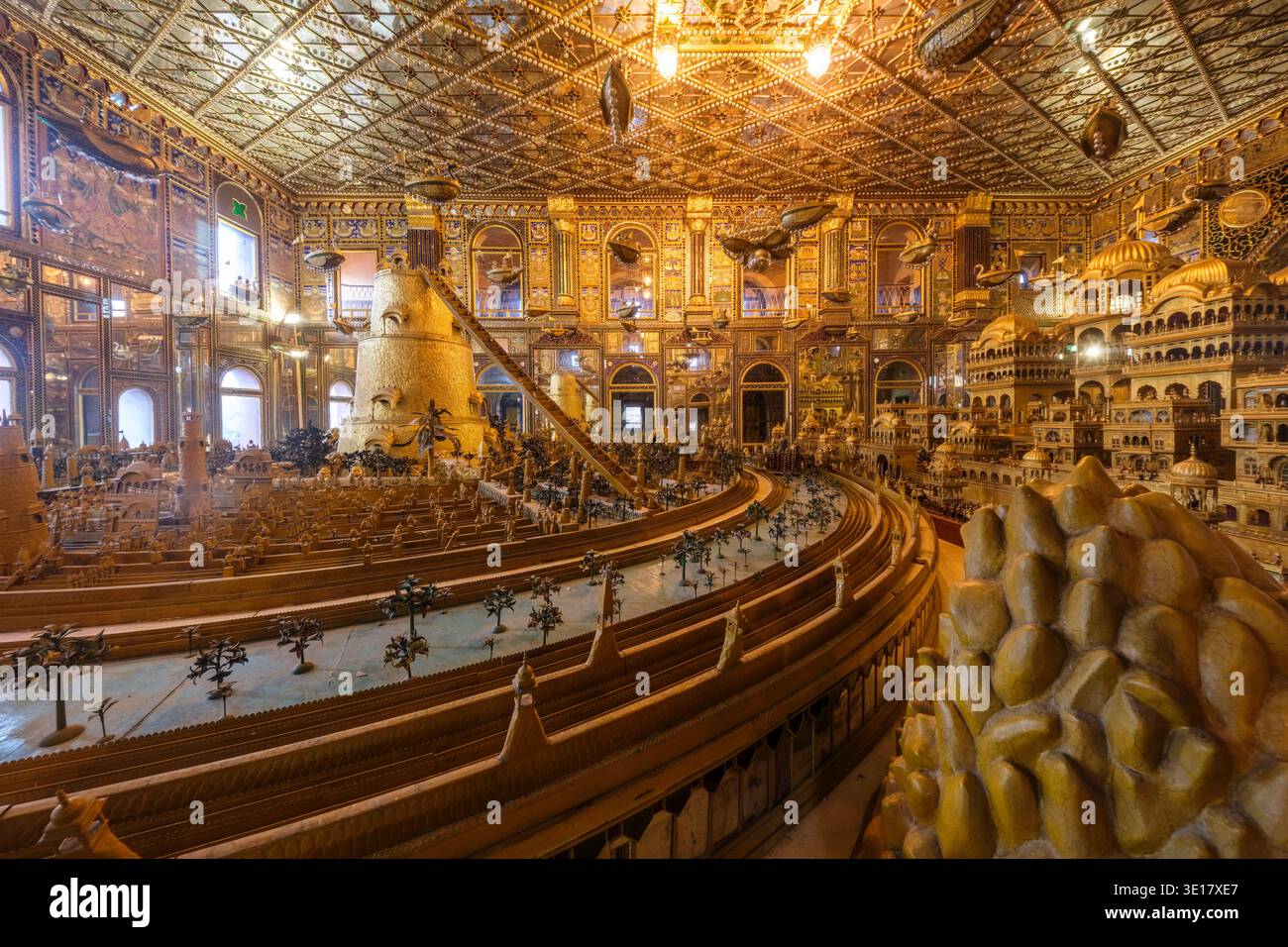 L'impressionnante représentation de Swarna Nagari du monde céleste jaïn présente des structures complexes plaquées or à l'intérieur de Soniji Ki Nasiyan, Ajmer. Banque D'Images