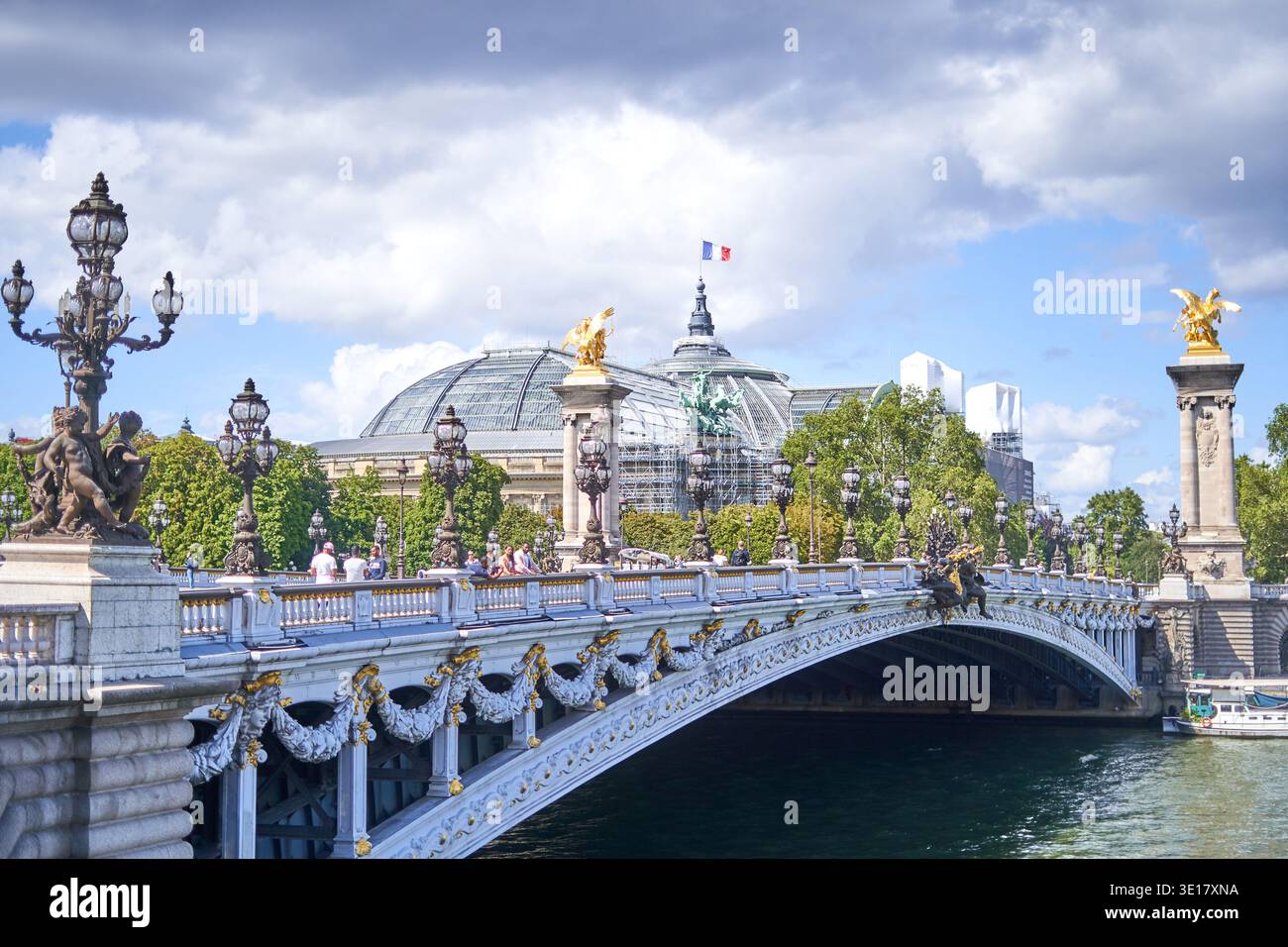 Le Pont Alexandre III (Pont Alexandre III) enjambant la Seine à Paris, France, mettant en valeur son architecture Beaux-Arts élaborée avec... Banque D'Images