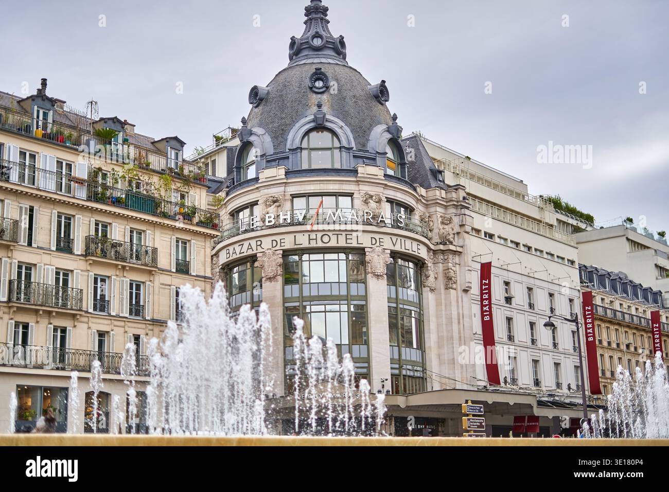 Kultique grand magasin Bazar de l'Hôtel de Ville (BHV Marais) avec façade en pierre ornée de style Beaux-Arts, fenêtres en arc, toit en forme de dôme en ardoise, fontaine,... Banque D'Images