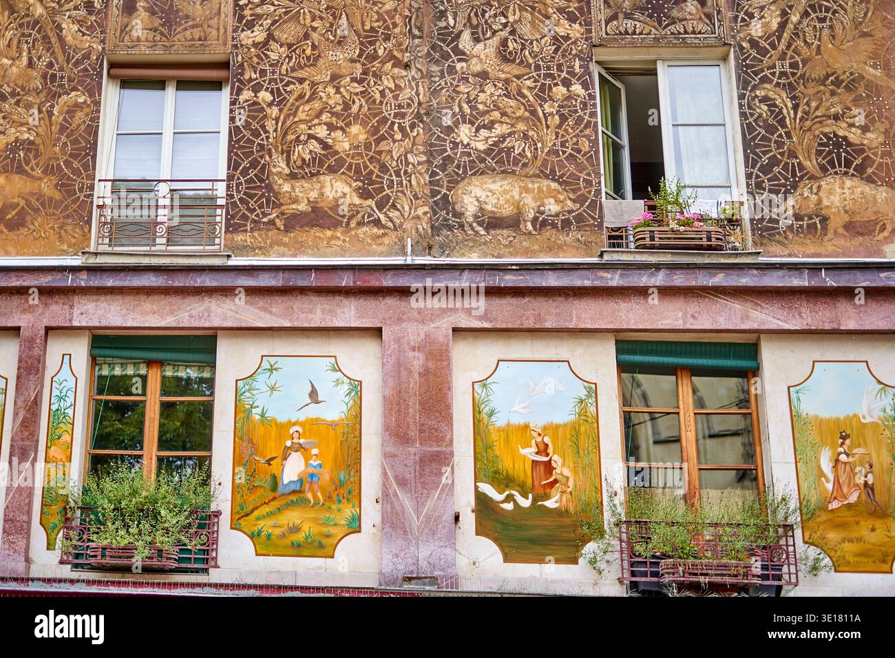 Cette image capture la façade ornée d'un bâtiment historique de Paris, en France, mettant en valeur deux niveaux distincts d'art architectural. Le... Banque D'Images