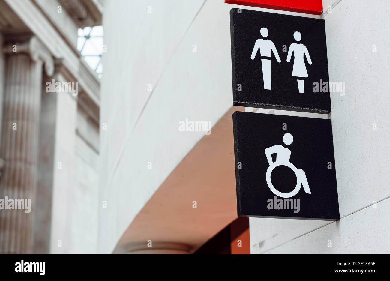 Panneau des toilettes publiques montrant des icônes féminines masculines et un symbole d'accessibilité en fauteuil roulant sur le mur du bâtiment, installations publiques, accessibilité Banque D'Images