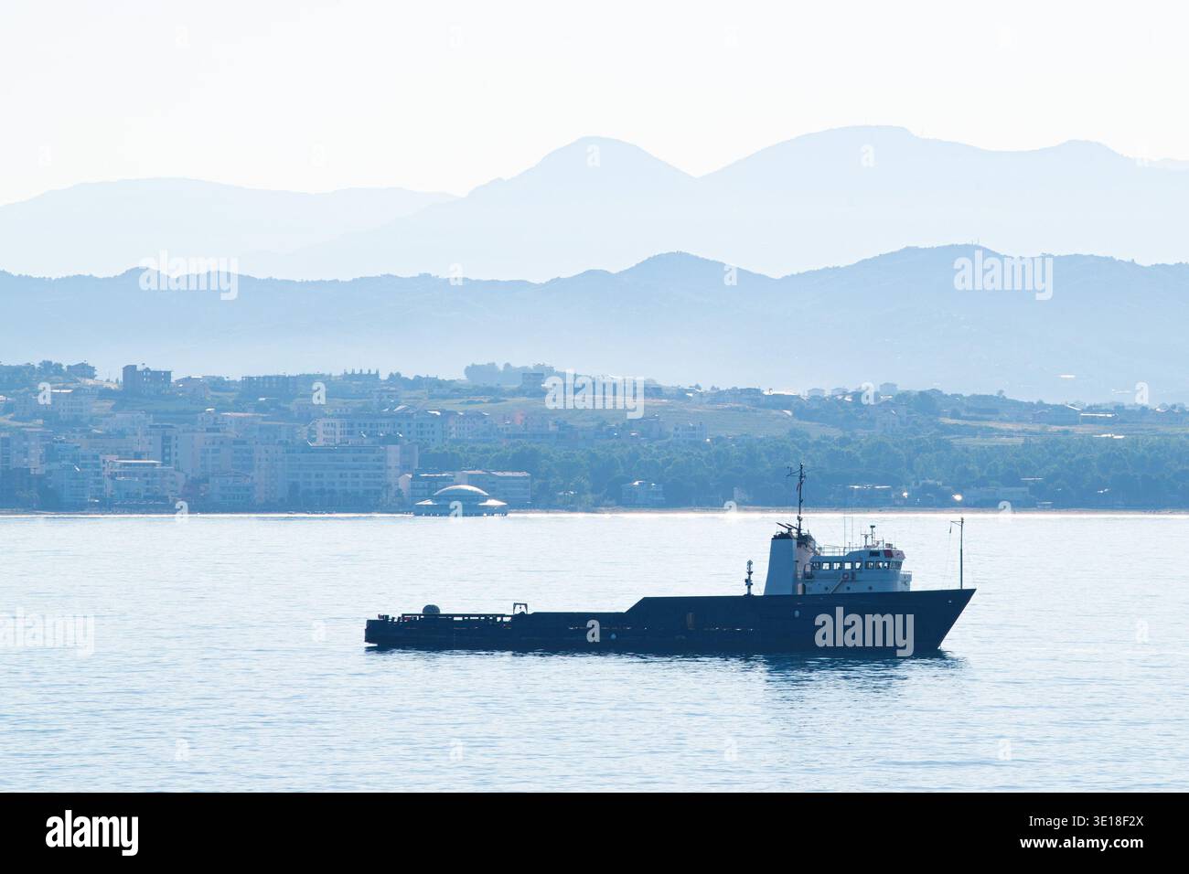 Navire devant la côte ouest de l'Albanie Banque D'Images