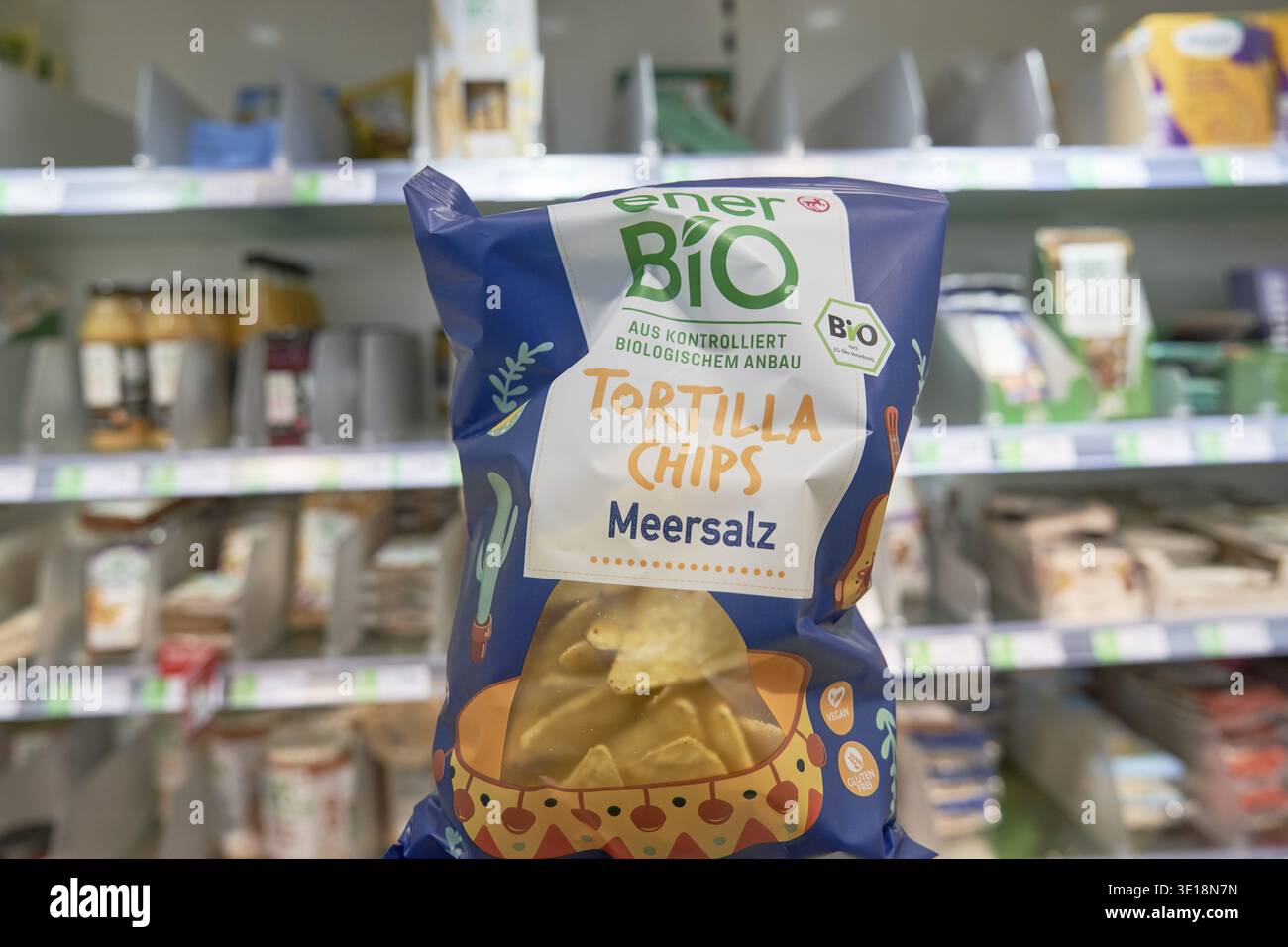 Chips tortilla au sel de mer en version bio dans un emballage bleu, devant une étagère de supermarché, Rossmann, bio, Ener Bio, bio, tortilla Banque D'Images