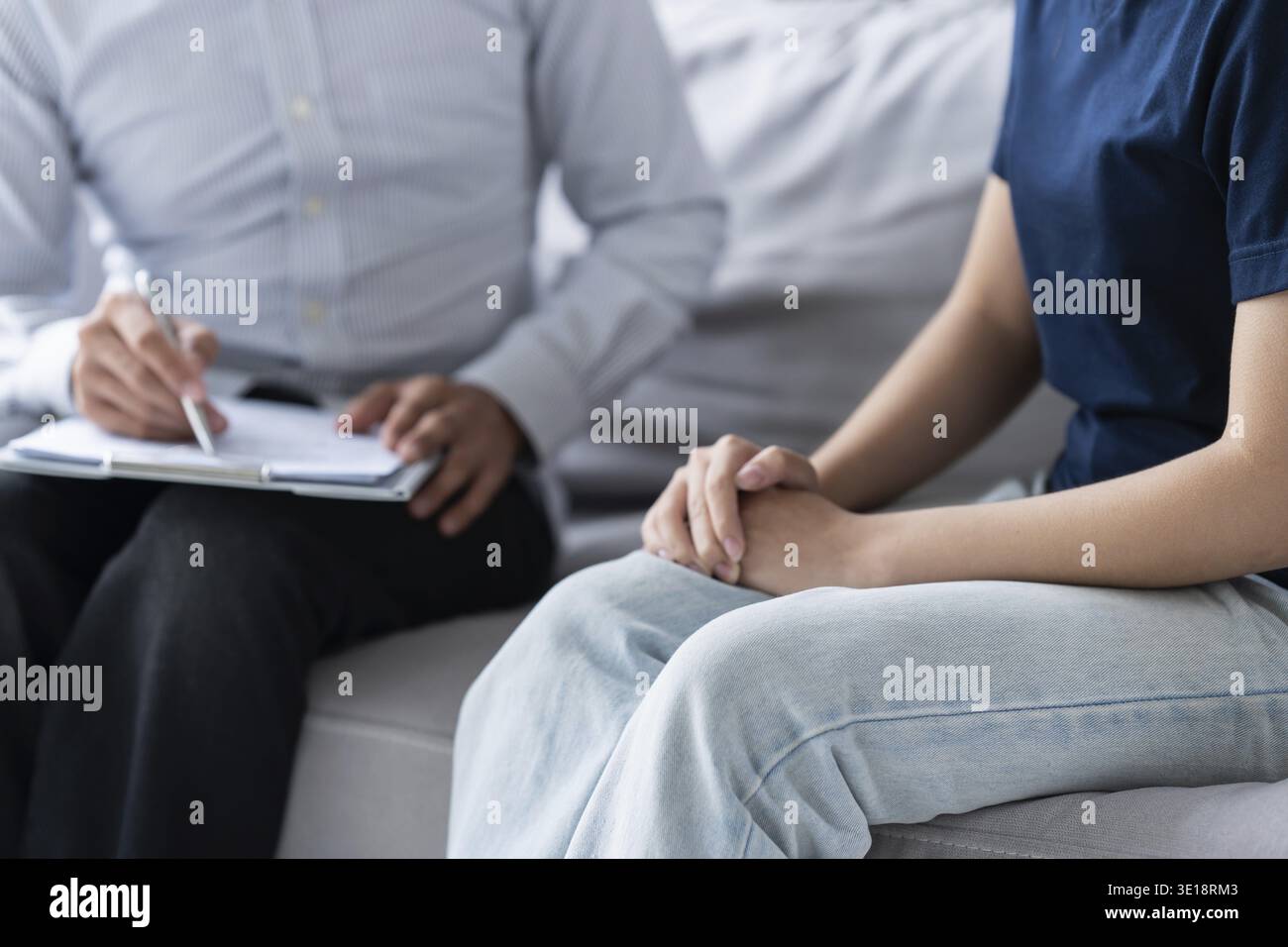 Triste femme assise sur le sofa patient discutant des problèmes de santé mentale avec le psychologue. traitement de la santé mentale de la femme asiatique déprimée Banque D'Images