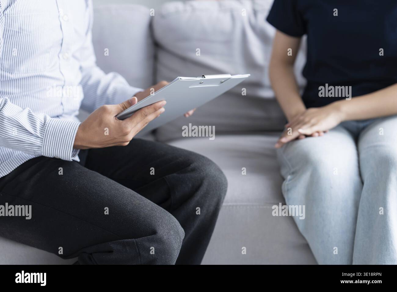 Triste femme assise sur le sofa patient discutant des problèmes de santé mentale avec le psychologue. traitement de la santé mentale de la femme asiatique déprimée Banque D'Images