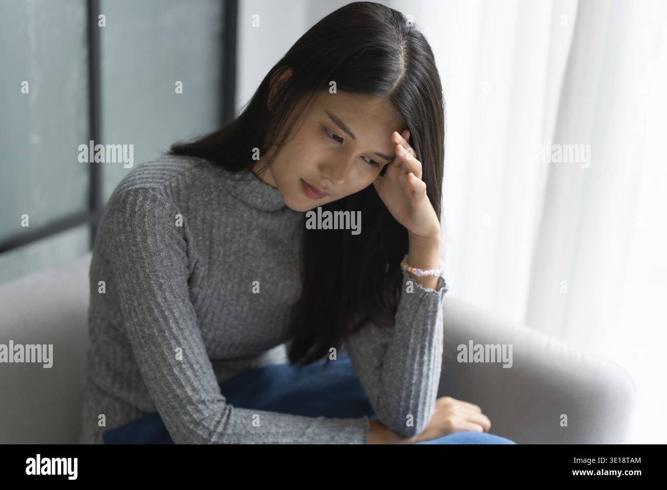 Jeune femme asiatique se sentant seule triste malade stressée sur Sofa at Home Alone pour Healthcare Wellness Lifestyle Banque D'Images