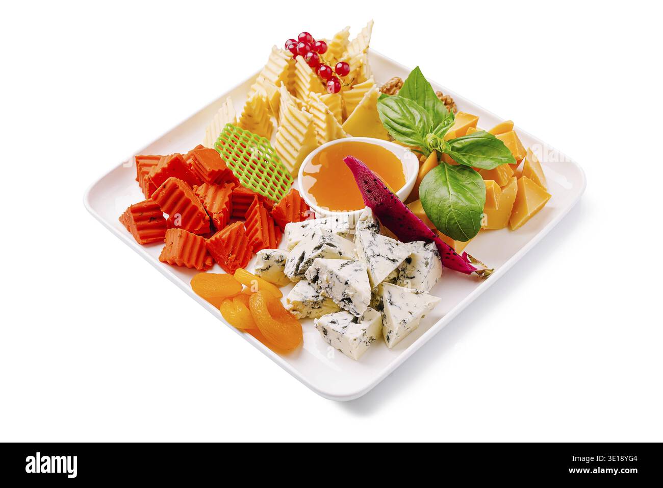 Un plateau vibrant présente un assortiment de fromages et de fruits frais, y compris des melons, des baies et des herbes. Parfait pour les rassemblements sociaux, mettant en valeur un colorf Banque D'Images