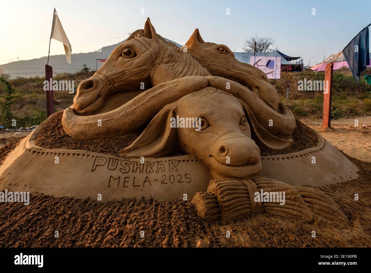 Une sculpture de sable complexe à la Foire du chameau de Pushkar, montre les têtes de deux chevaux et un chameau au-dessus du texte Pushkar Mela 2025. Pushkar Rajastha Banque D'Images