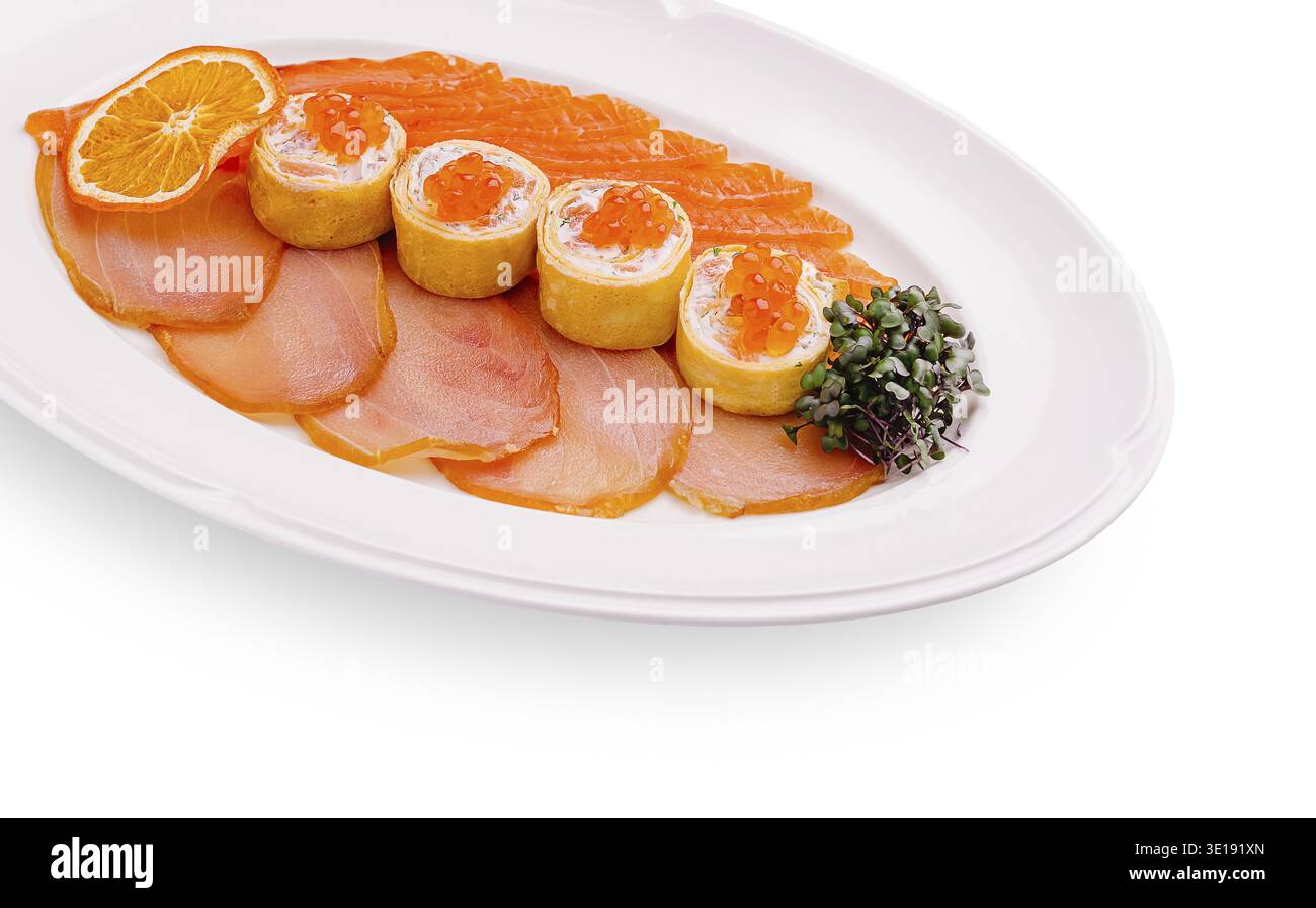 Un plat élégant composé de saumon fumé émincé et de rouleaux de sushi recouverts d'orange et d'œufs de poisson. Les agrumes frais ajoutent une touche vibrante à t Banque D'Images