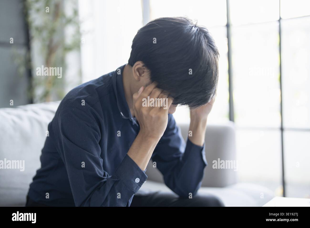 Homme fatigue et stress tout en ayant mal à la tête. Les hommes douloureux sont stressés Banque D'Images