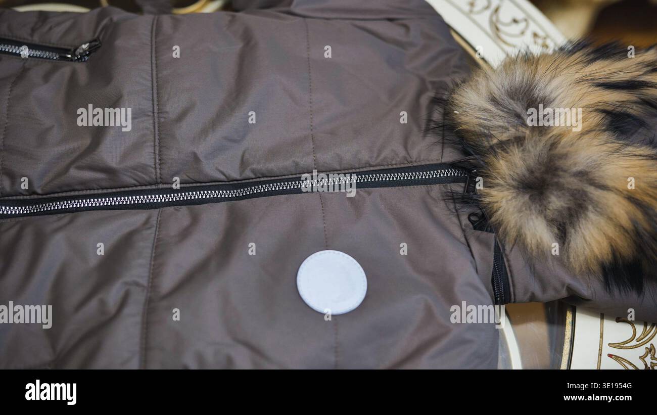 Veste d'hiver marron avec col en fourrure, fermetures éclair et autocollant blanc vierge pour la marque Banque D'Images