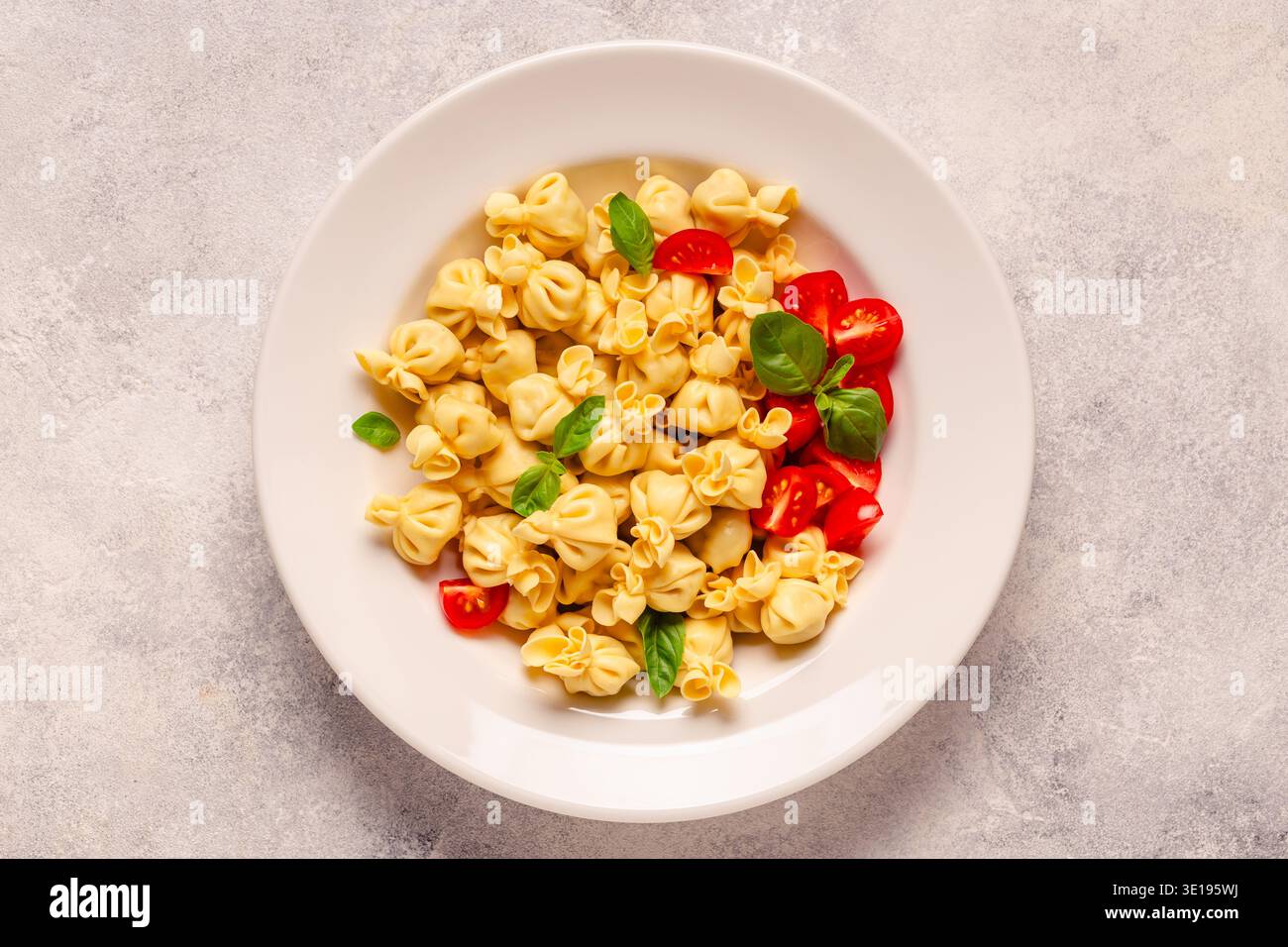 Pâtes italiennes farcies. Sacсhettini pâtes dans une assiette avec sauce tomate. Banque D'Images