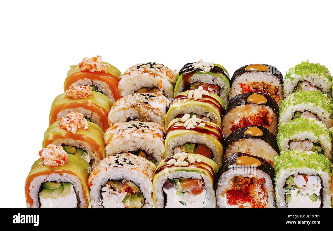 Grand ensemble de sushi avec différents types de rouleaux de maki est servi sur un fond blanc Banque D'Images