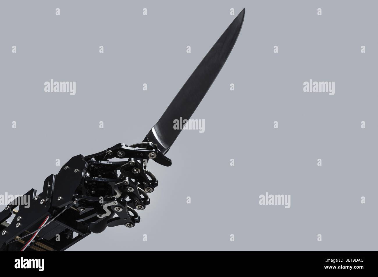La main du vrai robot avec un couteau tranchant. Concepts de singularité technologique et automatisation robotique des processus Banque D'Images