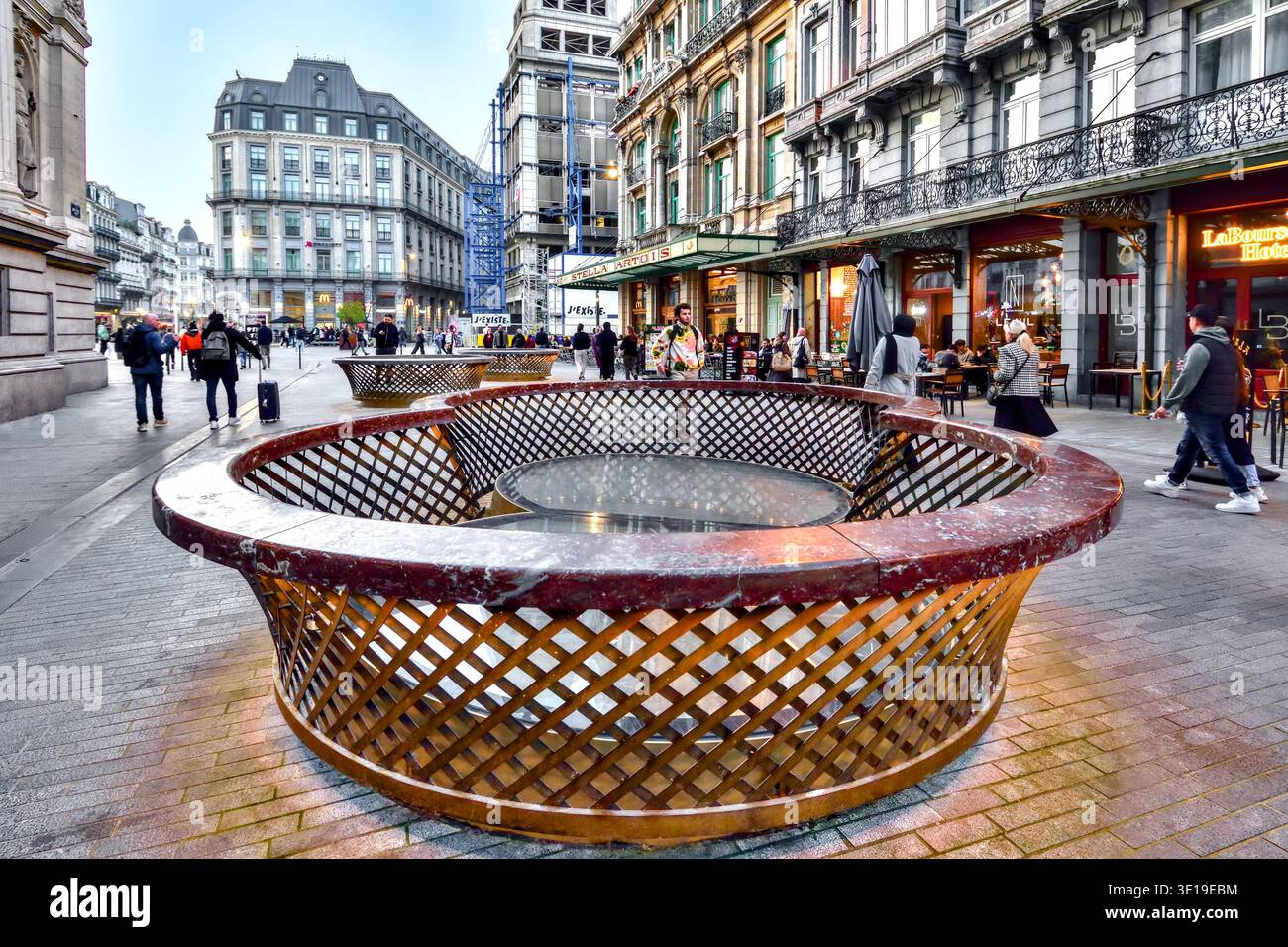 Points de vue des émains runderground de Bruxelles médiévale sur la rue de la Bourse - Bruxelles, Belgique. Banque D'Images