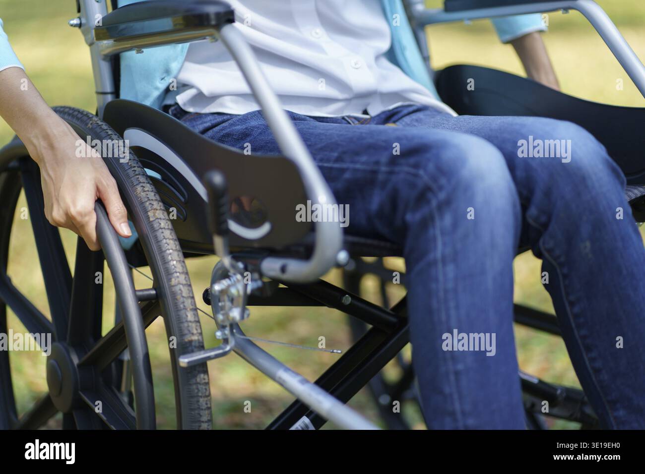 Femme asiatique triste déprimée en fauteuil roulant adulte handicapé solitaire Banque D'Images