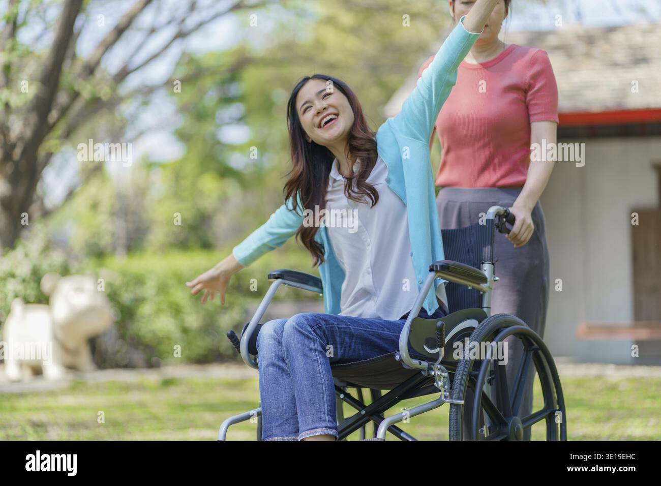 Jeune femme asiatique en fauteuil roulant avec une pensée positive Banque D'Images