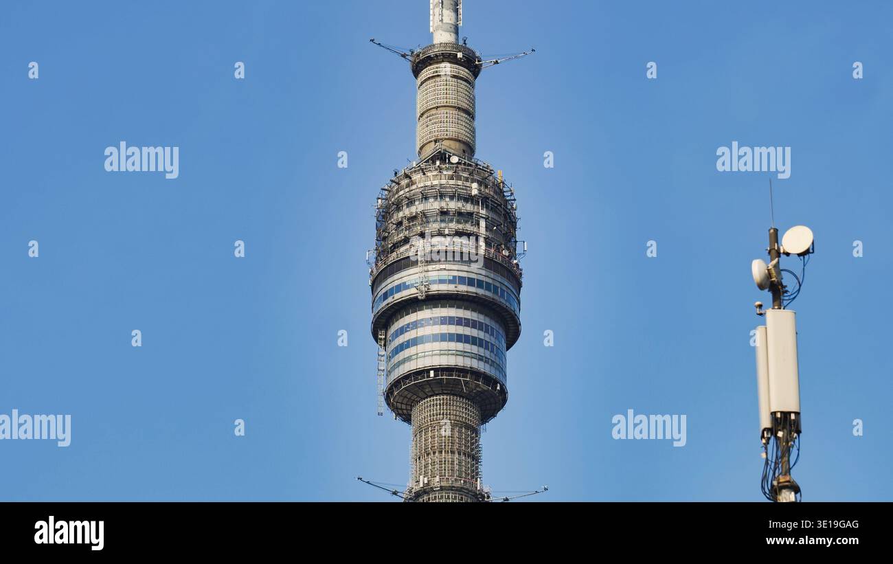 Tour Ostankino transmettant des signaux de radiodiffusion sur le ciel bleu à Moscou Banque D'Images