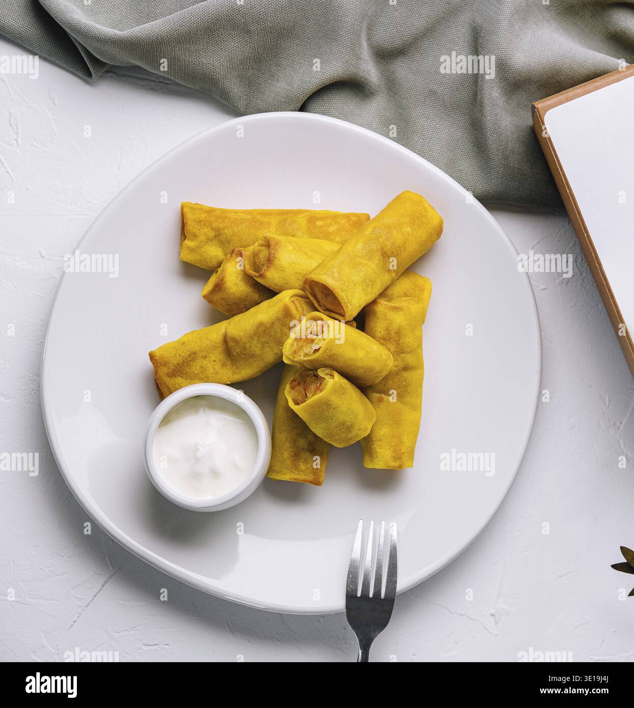 Vue de dessus de savoureux rouleaux de printemps sur une assiette avec sauce Banque D'Images