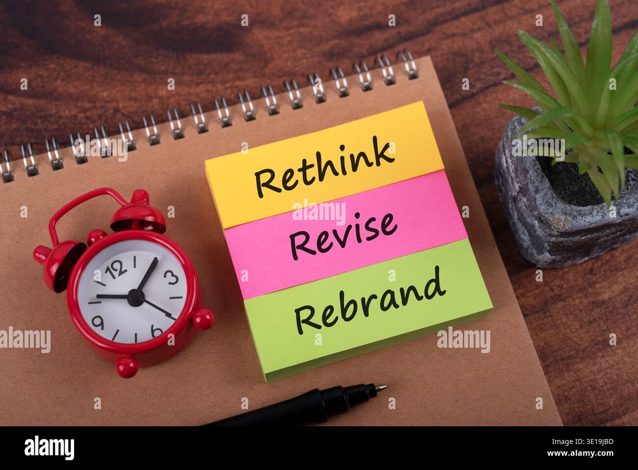 Rethink réviser le mot de rebranding sur le concept d'affaires des notes colorées collantes Banque D'Images