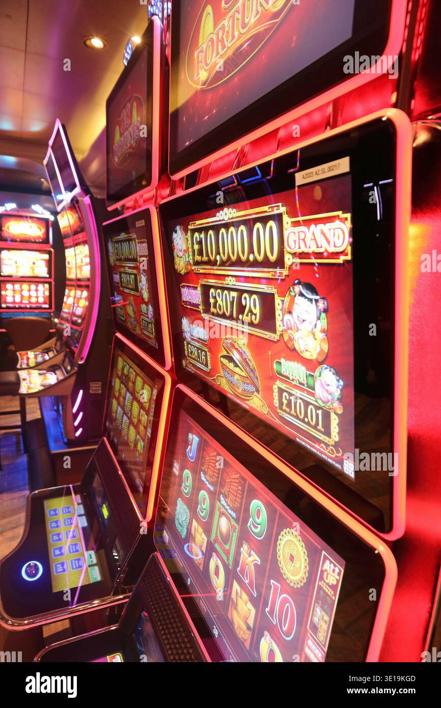 Machines à fruits dans le casino sur bateau de croisière Banque D'Images