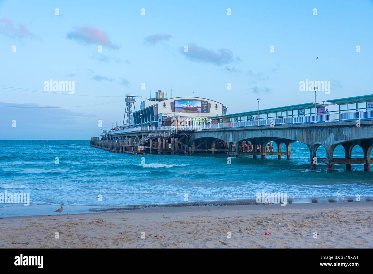Bournemouth, Angleterre, 14 juillet 2025 : coucher de soleil sur la jetée de Bournemouth en Angleterre.IMAGE Banque D'Images