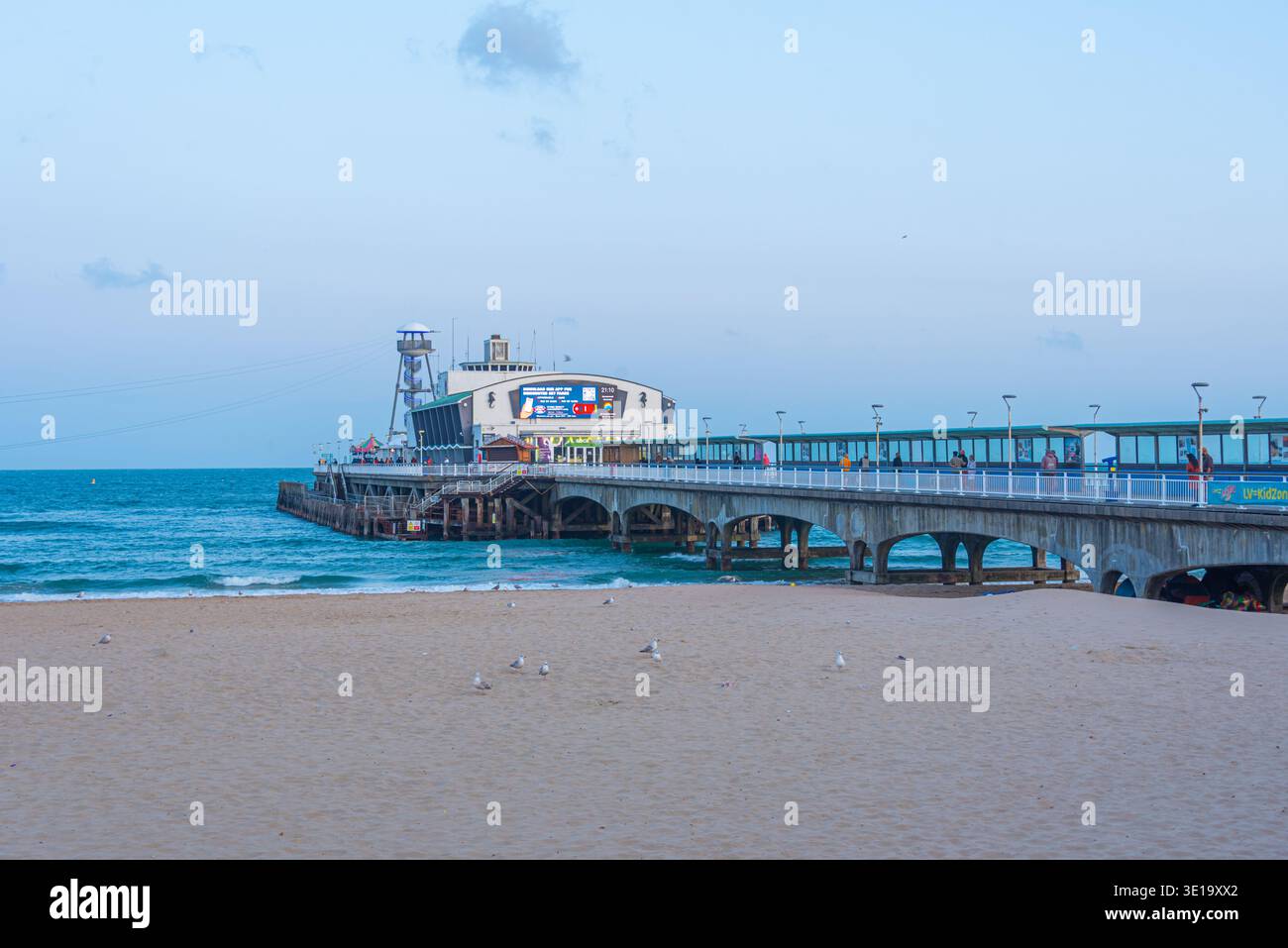 Bournemouth, Angleterre, 14 juillet 2025 : coucher de soleil sur la jetée de Bournemouth en Angleterre.IMAGE Banque D'Images