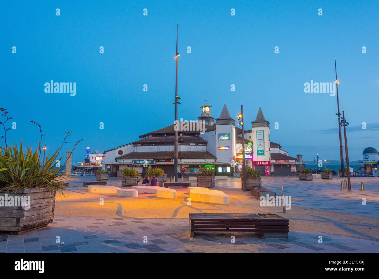 Bournemouth, Angleterre, 14 juillet 2025 : coucher de soleil sur la jetée de Bournemouth en Angleterre.IMAGE Banque D'Images