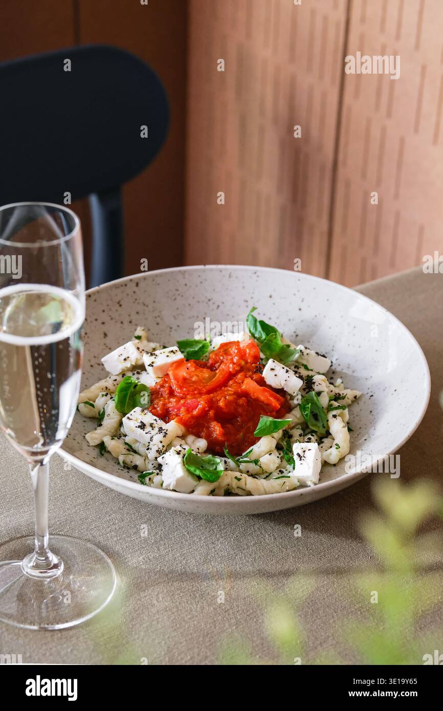 Œufs de saumon sur garniture de riz. Configuration minimaliste avec œufs de saumon sur riz et verre à vin Banque D'Images