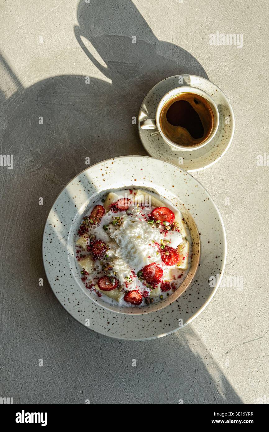 Brunch avec graines. Table rustique pour le petit déjeuner. Repas communal ensoleillé avec des ingrédients sains Banque D'Images